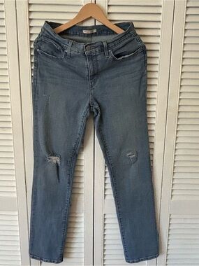 Women’s Levi’s Distressed Blue Jeans